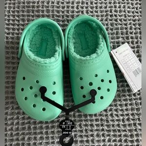 NWT green pistachio toddler size 9 fleece lined crocs brand new